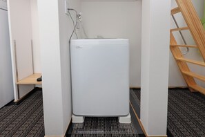 Appartement | Rideaux d’obscurcissement, fer et planche à repasser