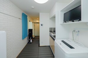 Apartment | Blackout drapes, iron/ironing board, free WiFi