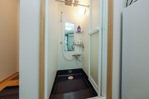 Shower, free toiletries, hair dryer, slippers - Zenith Shinjuku Hinoki Building A (Tokyo)