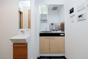 Apartment | Blackout drapes, iron/ironing board, free WiFi