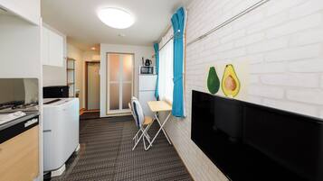 Appartement | Rideaux d’obscurcissement, fer et planche à repasser