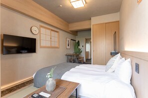 舒适四人房, 阳台, 城市景观 | 免费 WiFi、床单