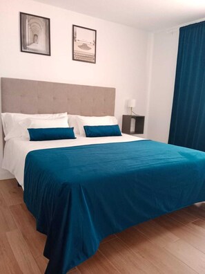 2 slaapkamers, een strijkplank/strijkijzer, beddengoed