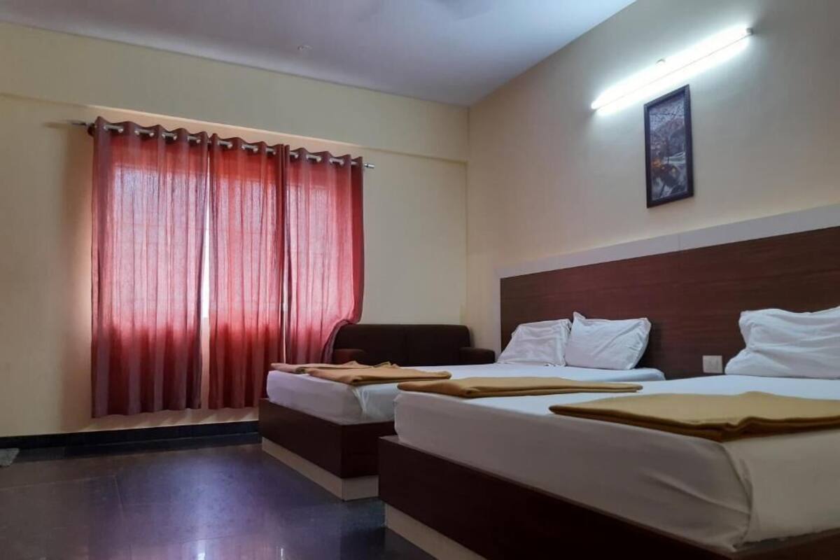 Deluxe Quadruple Room, City View | Desk, WiFi (free)
