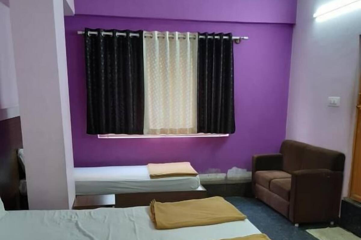 Deluxe Triple Room, City View | Desk, WiFi (free)