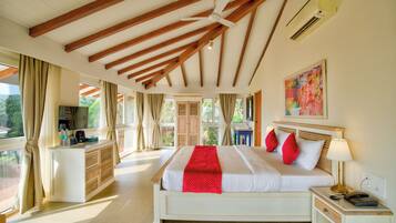 Superior-sviitti | Allergiatestatut vuodevaatteet, minibaari, tallelokero huoneessa