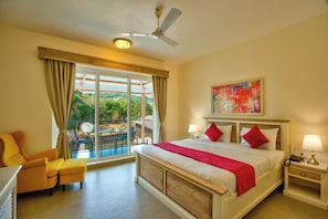 Hypo-allergenic bedding, minibar, in-room safe, desk