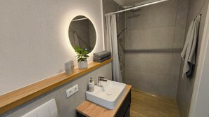 Dusche, Haartrockner, Handtücher
