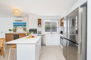 Frigorífic, microones, forn i placa de cuina