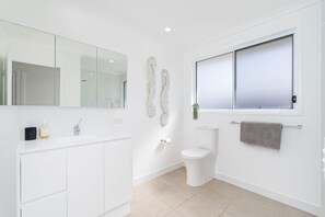 Hair dryer, towels - Book now for whale season, Beachfront living (Urangan)