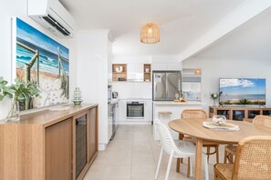 Kühlschrank, Ofen, Geschirrspüler, Wasserkocher mit Kaffee-/Teezubehör