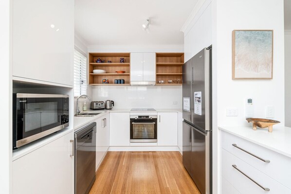 Refrigerador, microondas, horno, placa de cocina