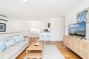TV - Book now for whale season, Beachfront living (Urangan)