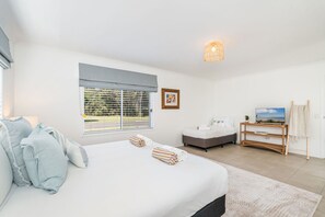 4 bedrooms, iron/ironing board, WiFi - Book now for whale season, Beachfront living (Urangan)