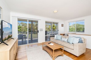 TV - Book now for whale season, Beachfront living (Urangan)