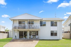 Exterior - Book now for whale season, Beachfront living (Urangan)