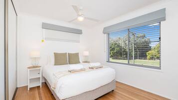 4 slaapkamers, een strijkplank/strijkijzer, wifi