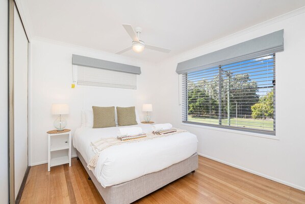 4 bedrooms, iron/ironing board, WiFi, bed sheets - Book now for whale season, Beachfront living (Urangan)