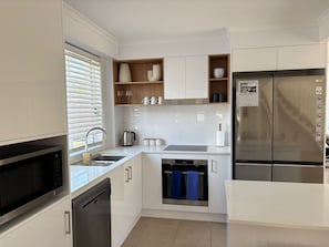 Een koelkast, een oven, een vaatwasser, een koffiezetapparaat/waterkoker