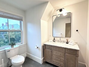 مجففات شعر، مناشف، شامبو، ورق حمّام