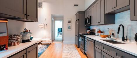 Jääkaappi, mikroaaltouuni, liesi, astianpesukone