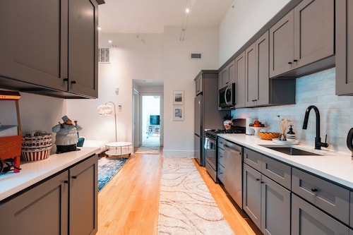 2BR Apt w/ Parking, Steps to Brown & RISD