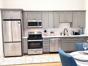 Frigorífico, microondas, placa de cocina y lavavajillas