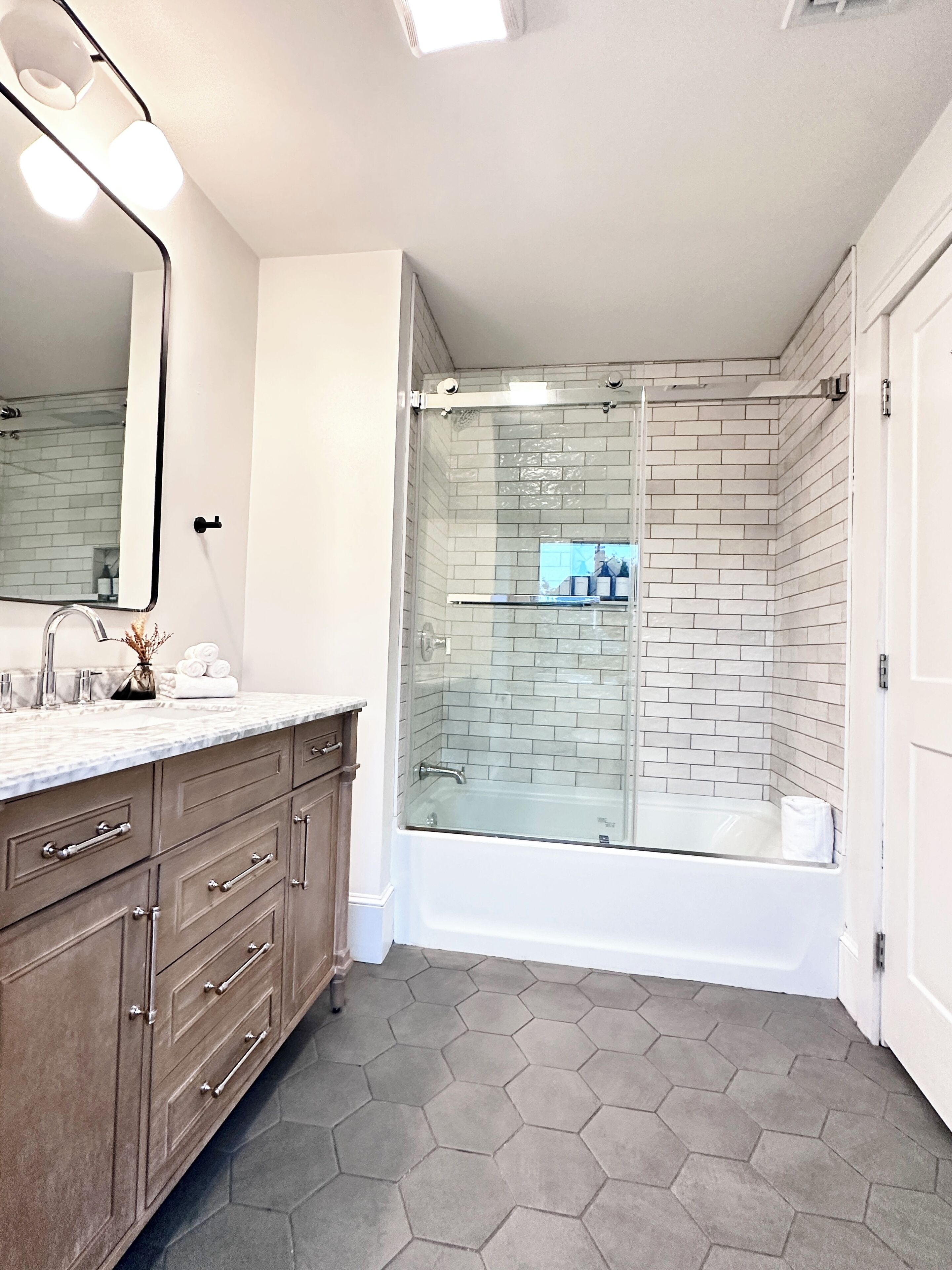 Hårtork, handdukar, schampo och toalettpapper