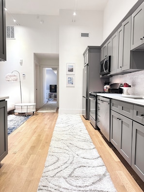 Fridge, microwave, stovetop, dishwasher