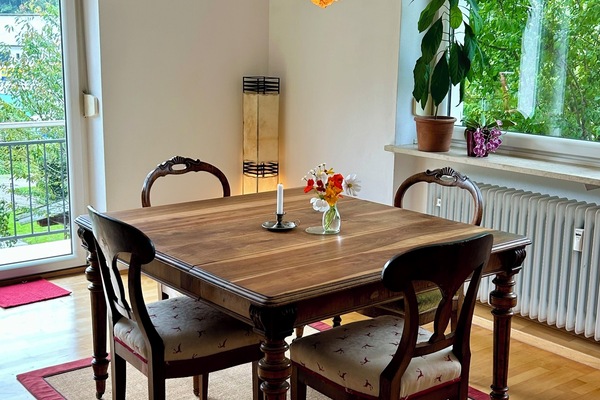 Wohnung on top 80 qm mit Balkon-Essplatz mit antiken Möbeln, Nußbaumholz