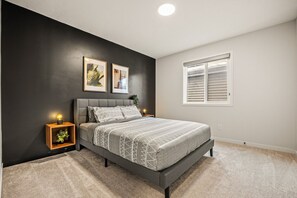 7 habitaciones, escritorio y tabla de planchar con plancha 