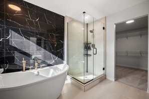 Regadera, secadora de cabello, bidet, toallas 