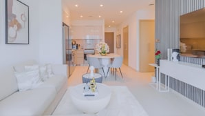 Apartamento de lujo, balcón, vistas a la ciudad | Zona de estar
