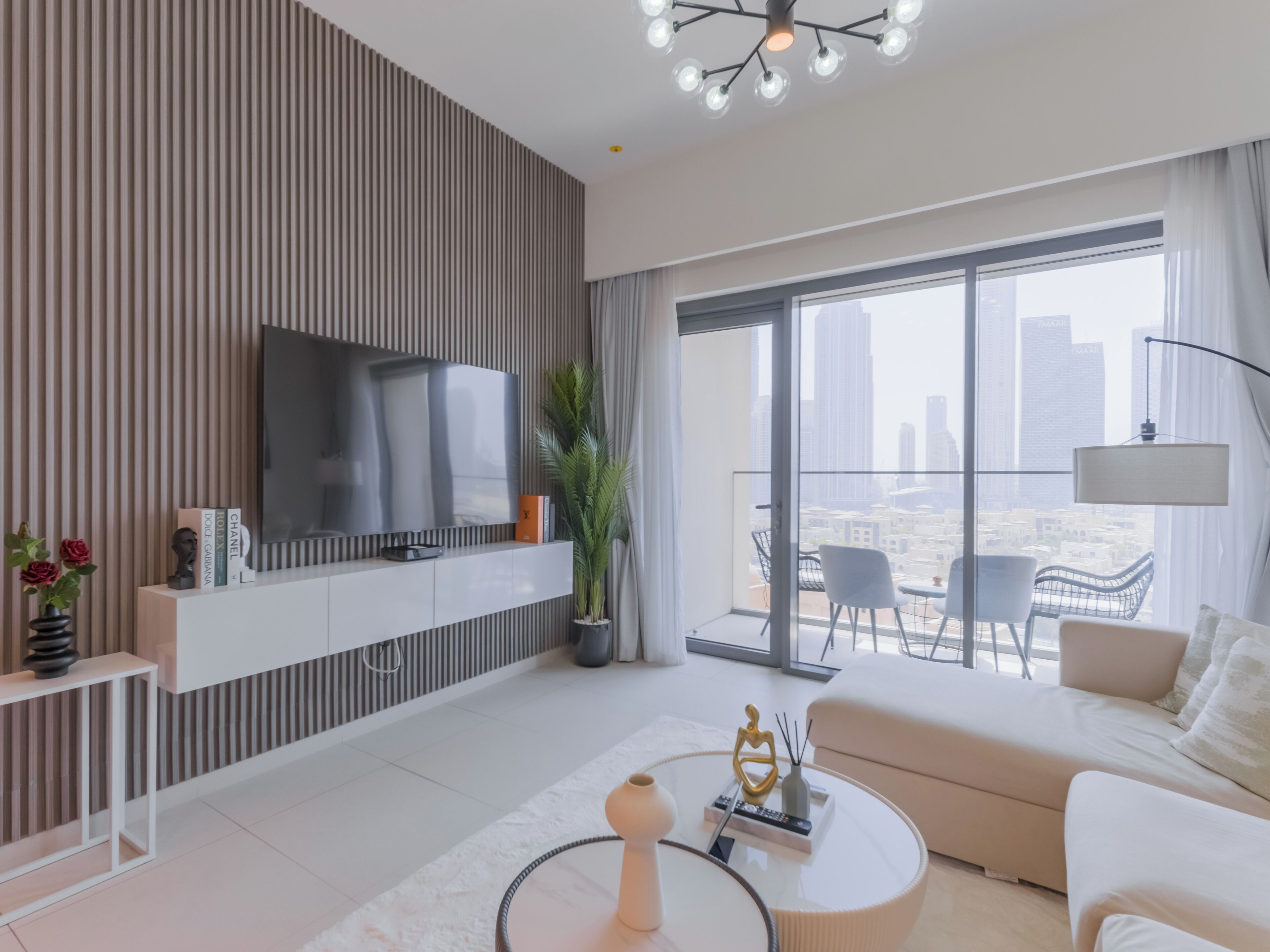 Appartement Luxe, balcon, vue ville | Coin séjour | TV connectée de 55 pouces avec chaînes numériques