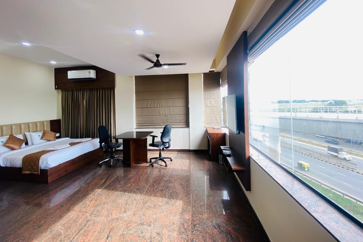 Desk, laptop workspace, free WiFi