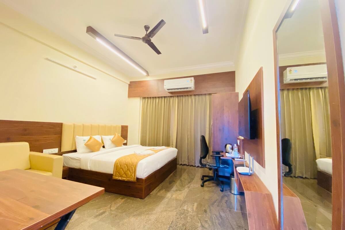Desk, laptop workspace, free WiFi