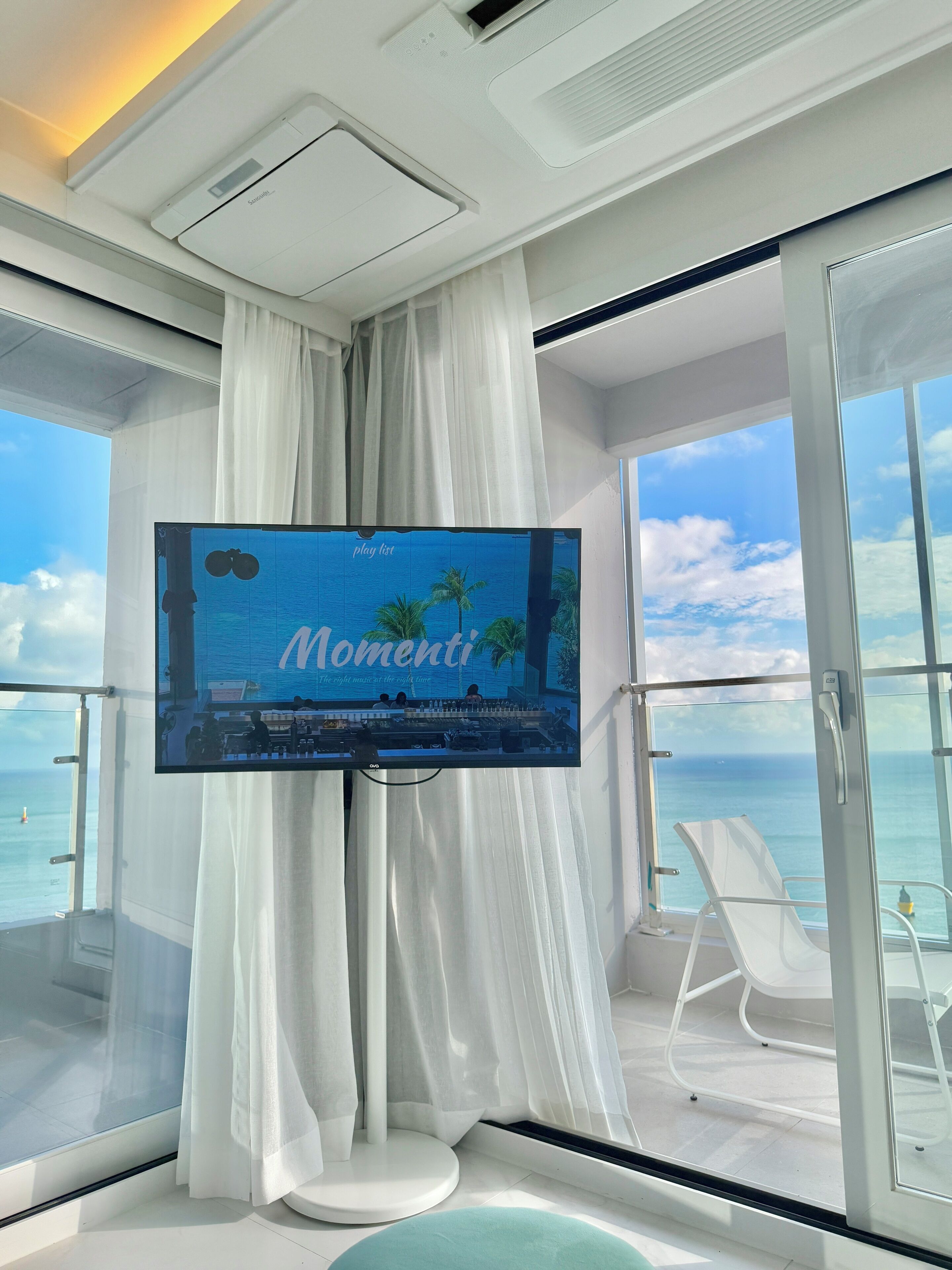 Ocean view Double Room | Área de sala de estar | Televisión de 50 cm con canales digitales 