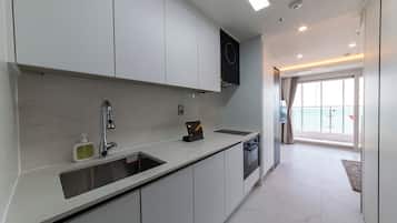 Suite, 1 lit double, vue océan | Cuisine privée | Réfrigérateur, micro-ondes