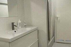 Bruser, hårtørrer, håndklæder, Sæbe