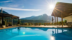 A swimming pool with lounge chairs and a mountain view. - Apartment 'Pazeider 301' with Mountain View, Wi-Fi and Air Conditioning (Marlengo)