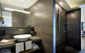 Een douche, een haardroger, handdoeken