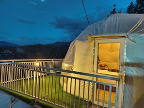 Tienda Confort, 1 cama de matrimonio grande, vistas al valle | Tabla de planchar con plancha, camas supletorias, wifi gratis
