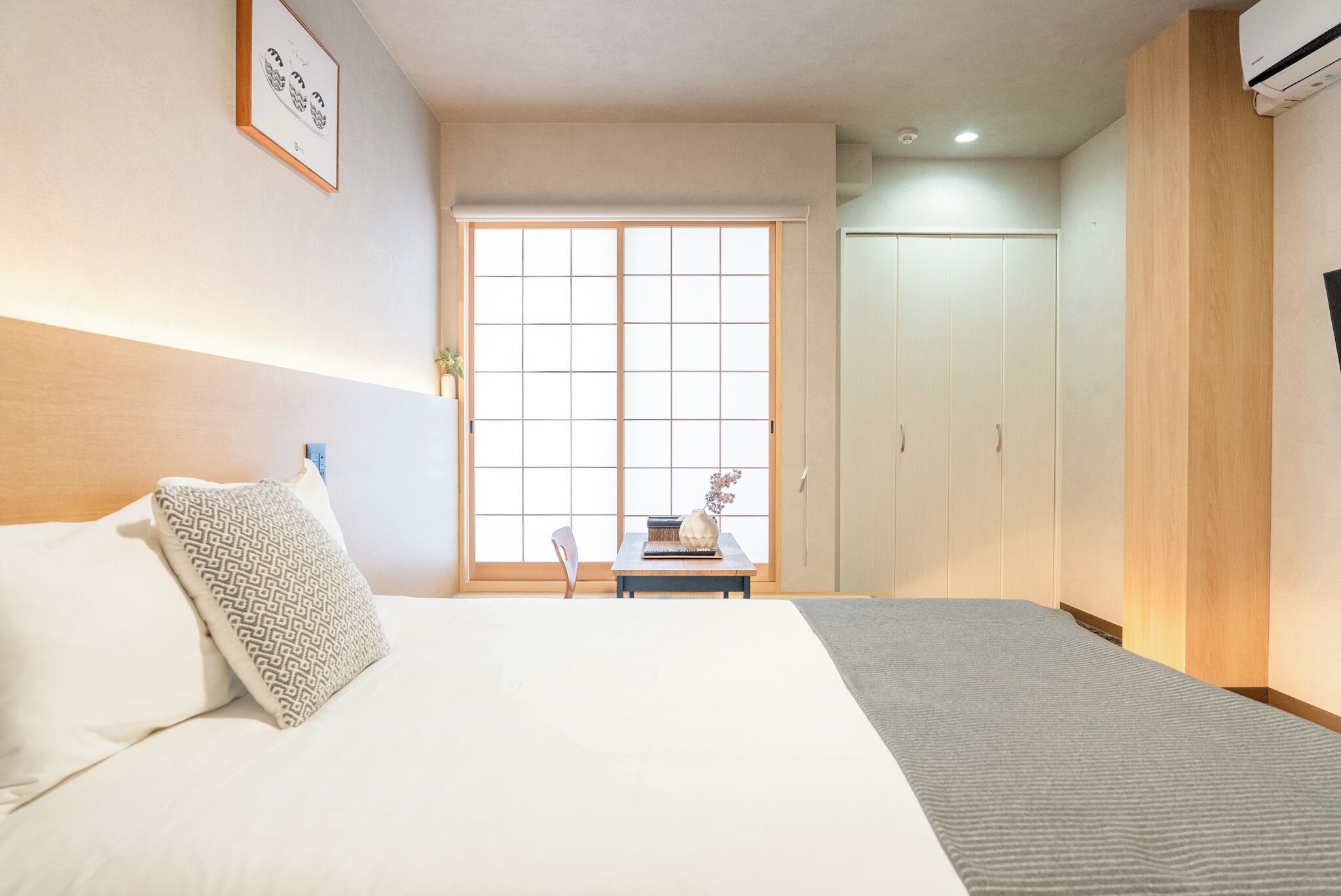 Kamar Comfort, balkon, pemandangan kota | Bantalan ekstra lembut, Wi-Fi gratis, dan seprai linen