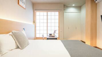 Kamar Comfort, balkon, pemandangan kota | Bantalan ekstra lembut, Wi-Fi gratis, dan seprai linen