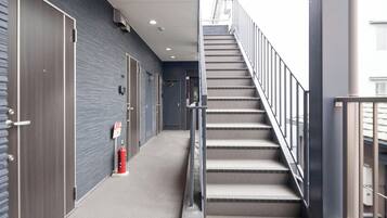 Phòng tiện nghi đơn giản, ban công, quang cảnh thành phố | Nệm có lớp đệm bông, truy cập Internet không dây miễn phí