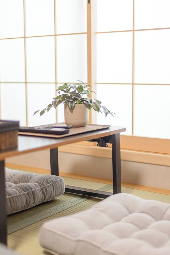 Comfort-huone, parveke, kaupunkinäköala | Pillowtop-patjalliset sängyt, ilmainen Wi-Fi, vuodevaatteet