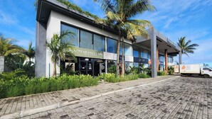 Un bâtiment moderne doté d’un spa et d’un salon de coiffure et d’esthétique.