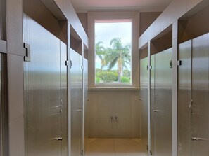 Shared bathroom - Riverview Hotel Tempe (Tempe)