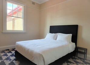 Queen Room (Shared Bathroom) | Free WiFi, bed sheets - Riverview Hotel Tempe (Tempe)