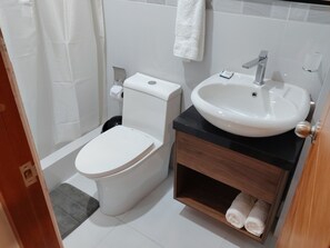 Comfort-Doppelzimmer | Badezimmer | Dusche, Handtücher, Seife, Shampoo